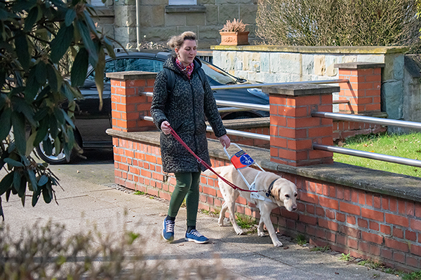 Kundin geht gassi mit ihrem Blindenhund. SAB NRW Bochum Startseite