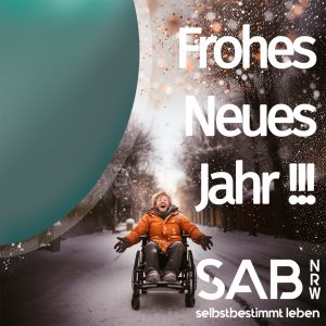 Junger Mann fährt im Rollstuhl über eine Straße und freut sich über das neue Jahr. Die Straße ist mit Schnee bedeckt. Konfetti Sparkles fliegen umher.